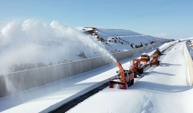 Doğu’nun kilidine kar engeli: Erzincan – Sivas yolunda ulaşım aksıyor