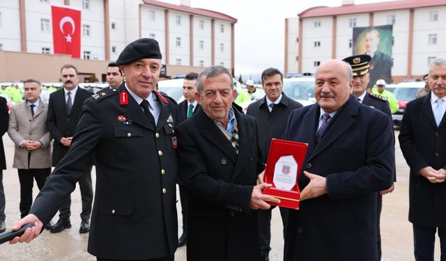 Tanoğlu ve Aksu'ya teşekkür plaketi...