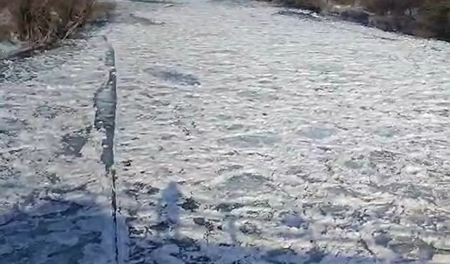 Erzincan'da Karasu Nehri Buz Tuttu (VİDEO)
