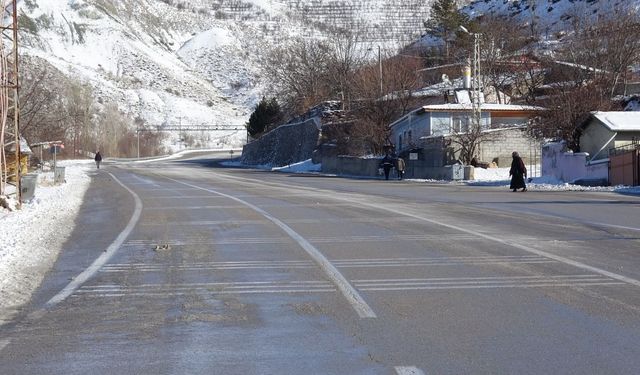 Karayollarından Uyarı: Erzincan- Kelkit Yolu Dev Araçlara Geçit Vermiyor!