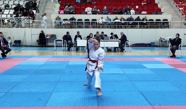 Erzincan’da çocuklar karate seçmelerde ter döktü
