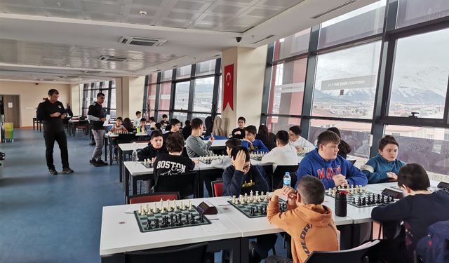 Erzincan’da kurtuluş Satranç Turnuvası Heyecanı