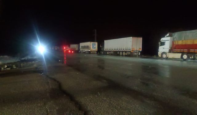 Sakaltutan ve Kızıldağ’da alarm! Tırlar kuyruk oldu, yol trafiğe kapatıldı