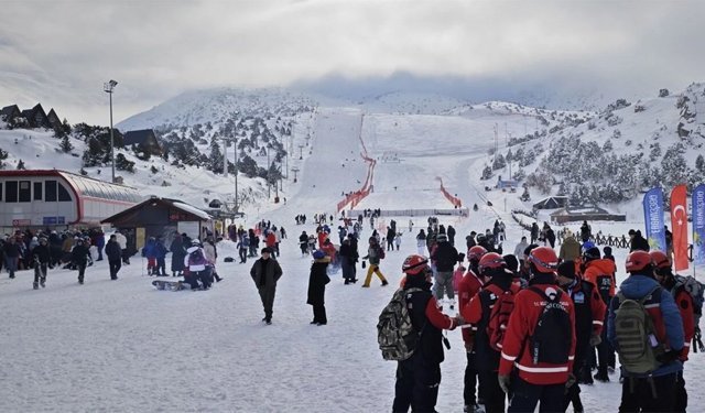 Batı’da Bahar, Erzincan’da Kış Rekoru: Kar Kalınlığı 2 Metreyi Aştı!