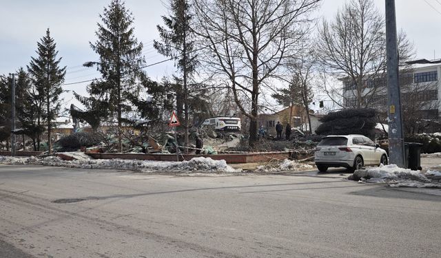Erzincan’da Eski Diş Hastanesi Kentsel Dönüşüm Kapsamında Yıkılıyor