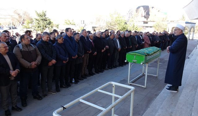 Erzincan'da genç öğretmenin vefatı derin üzüntüye boğdu: Son yolculuğuna uğurlandı