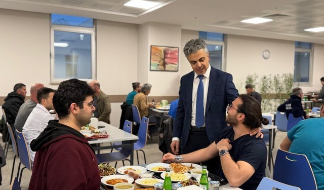 Erzincan'ın Başhekimi, iftarda personeller bir araya geldi