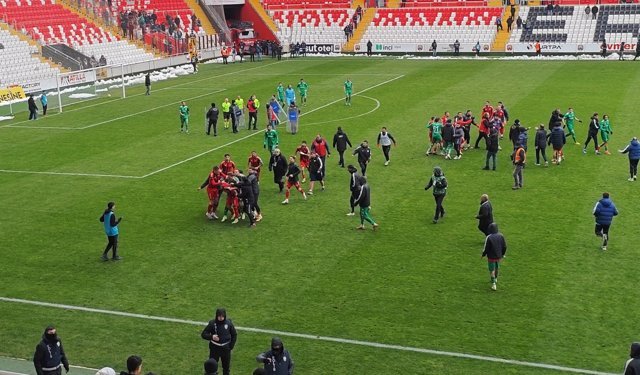 Erzincanspor Karşılaşmasında Saha Karıştı