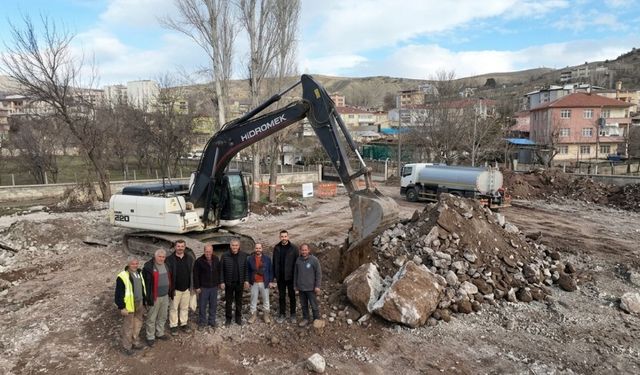 Kemah'ta Yeni Dönemin İlk Kazması Vuruldu: Hizmet Binası İçin Geri Sayım Başladı!