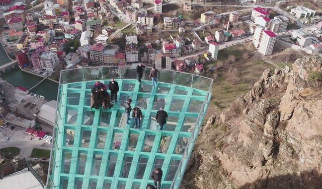 Erzincan'a 150 km uzaklıkta... Yerden 240 Metre Yüksekte Adrenalin Dolu Dakikalar...