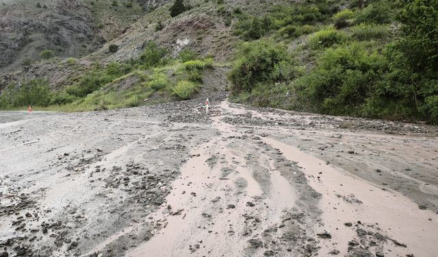 Erzincan Kemah Yolunda Toprak Kayması