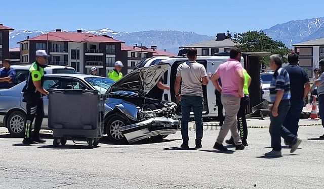 Erzincan’da Zincirleme Kazada Bir Araç Yan Yattı