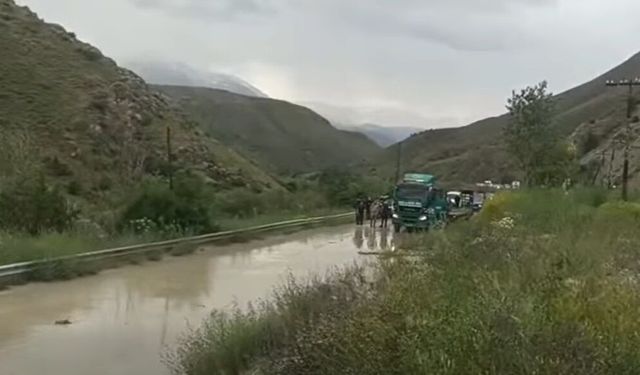 Erzincan'da Sel Nedeniyle Karayolu Trafiğe Kapandı...