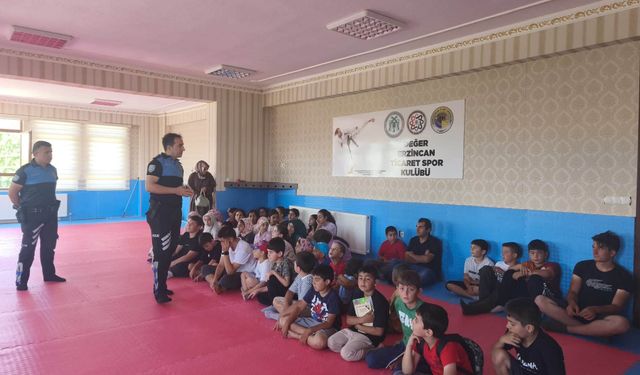 Erzincan'da Polis Ekiplerinden Öğrencilere Güvenlik Bilgilendirmesi
