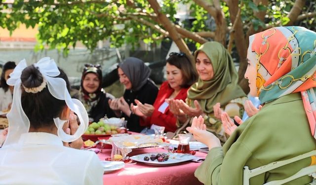 Erzincan'da Koruyucu Aileye Anlamlı Ziyaret