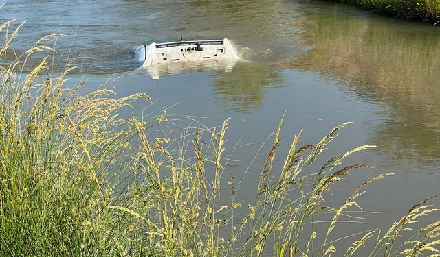 Erzincan'da korkutan kaza: Araç Kanal Uçtu