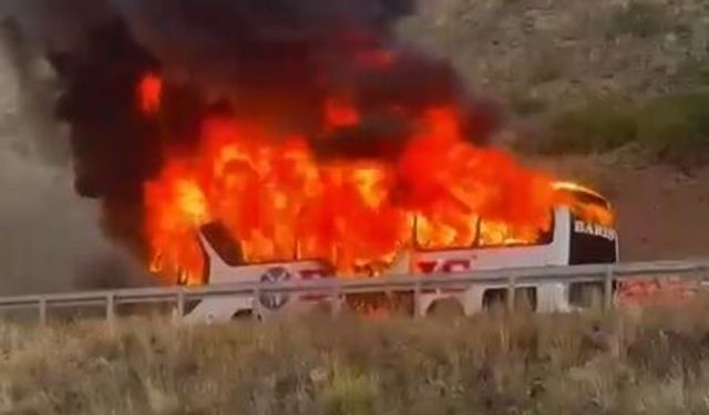 Erzincan'da Seyir Halindeki Yolcu Otobüsü Alev Alev Yandı! İtfaiye Zamana Karşı Yarıştı