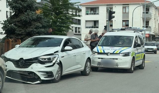 Erzincan’da Kavşakta Çarpışan İki Araçta Maddi Hasar Oluştu
