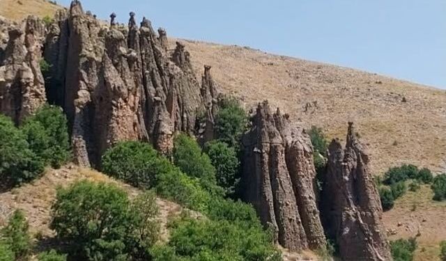 Erzincan Sınırındaki Bu Vadiyi Gören Dönüp Bir Daha Bakıyor!