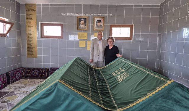 Eski Bakan Erzincan'da Türbeyi Ziyaret Etti...