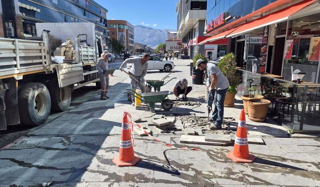 Erzincan’da Yıpranan Yol ve Kaldırımlar Yenileniyor