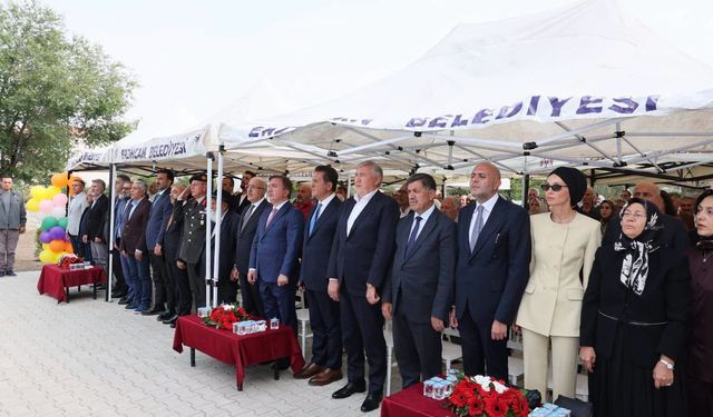 Erzincan Eski Milletvekili ve Ailesi Okul Yaptırdı...