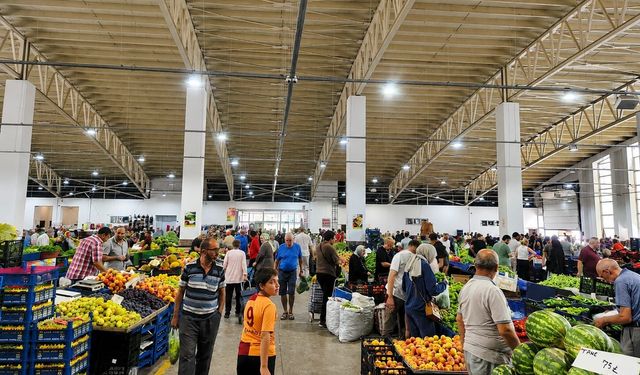 Erzincan’da Cumartesi Pazarı Hareketlendi: Tezgâhlarda Güncel Fiyatlar Dikkat Çekti