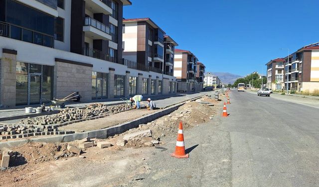 Erzincan’da Kentin Çehresi Değişiyor! Kaldırım Çalışmaları Şehrin Dört Bir Yanına Yayılıyor