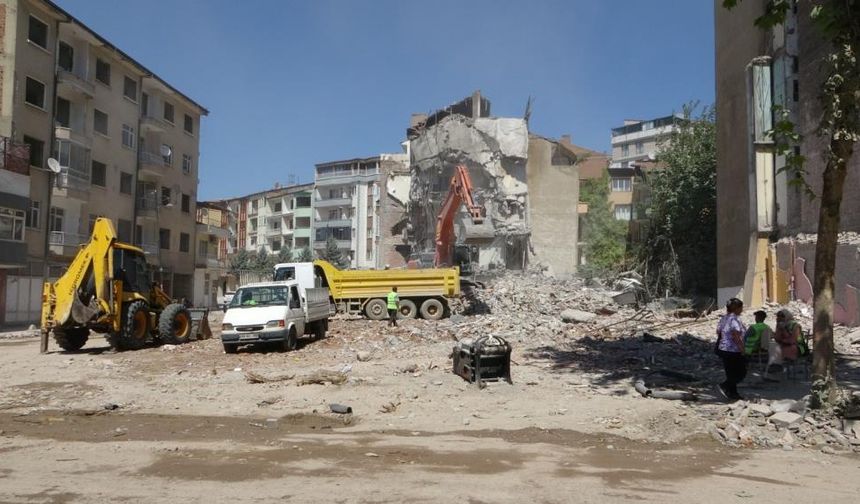 Kontrollü yıkım sırasında göçük meydana geldi