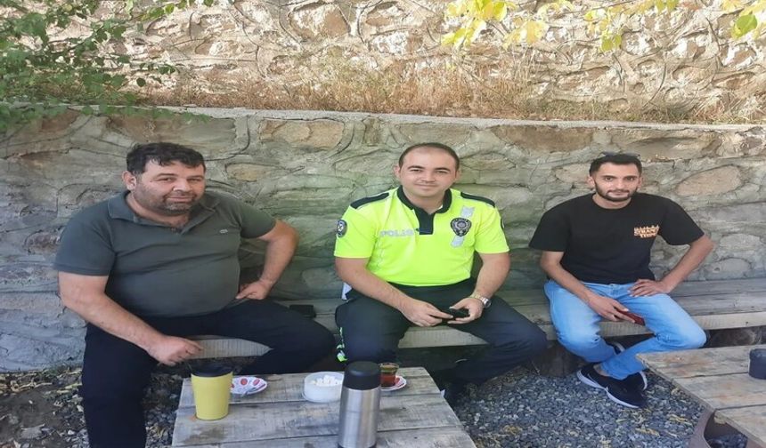 Refahiye’de trafik ekiplerinden sürücülere mola, uyarı ve çay ikramı  