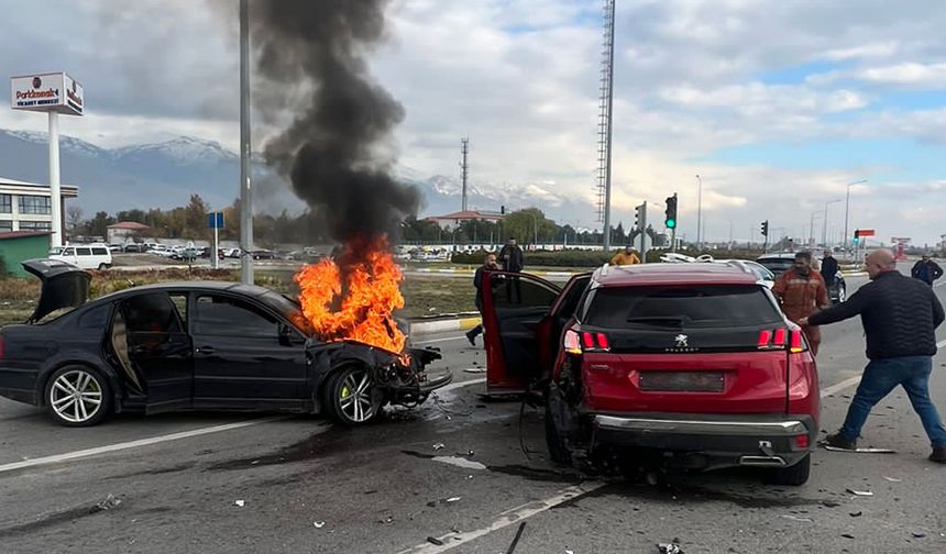 Erzincan’da meydana gelen kazada araç, alev topuna döndü