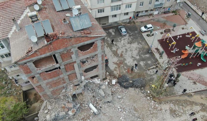 Hasarlı bina yıkımı sırasında sağlam bina hasar aldı: Vatandaşlar tepkili