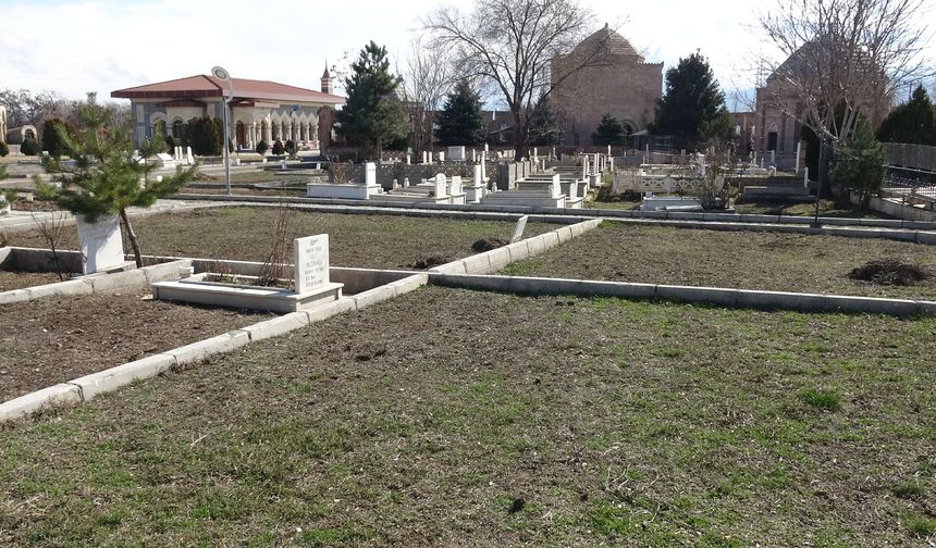 Erzincan mezarlıklarında temizlik çalışmaları başladı