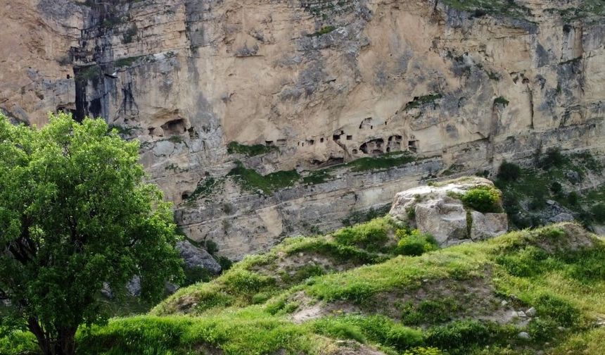 Tunceli’de tarihi Urartu mağaraları varlığını sürdürüyor