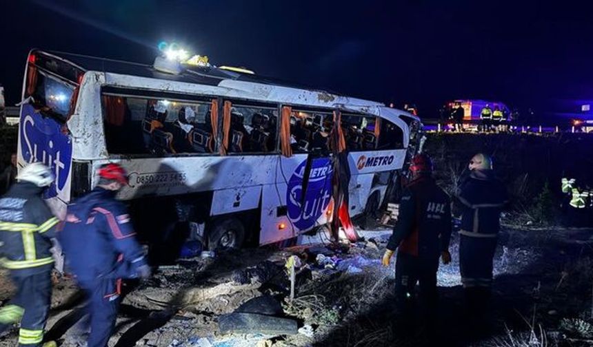 Aksaray'da yolcu otobüsü şarampole devrildi; 2 kişi öldü, 6'sı ağır 40 yaralı