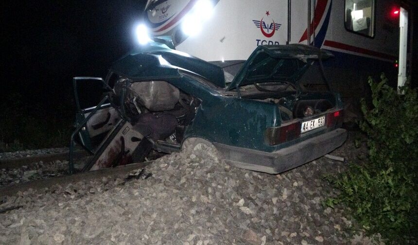 Feci kaza: Ehliyetsiz otomobil sürücüsü trenin altında kaldı