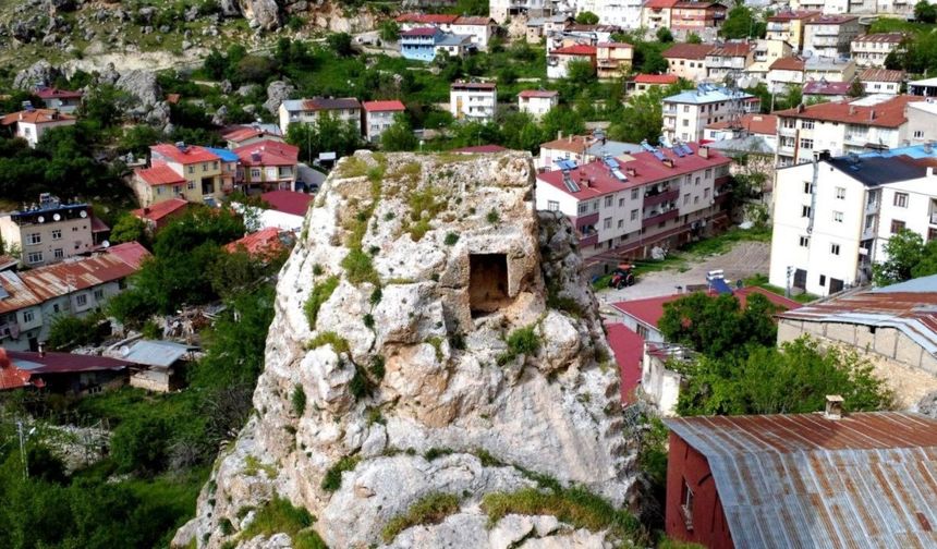 Erzincan’ın komşu ilindeki kayalar görenleri hayran bırakıyor