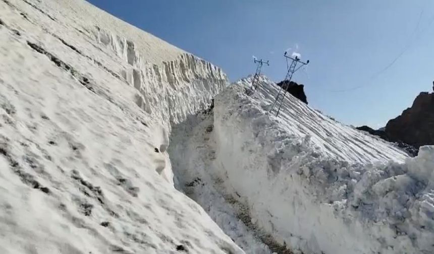 Haziran ayında 8 metrelik kar tünelleri görenleri şaşırtıyor