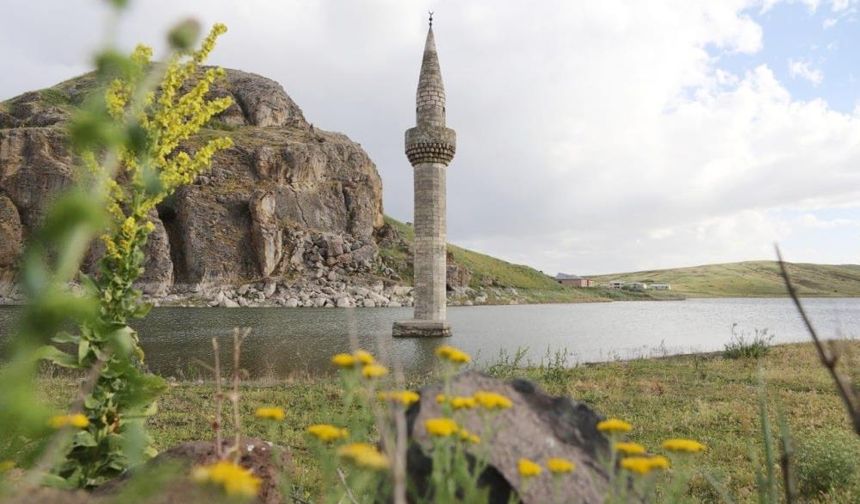 Sular altında kalan minarenin eşsiz güzelliği