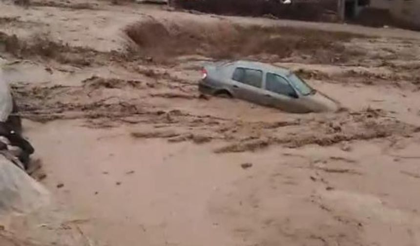 Etkili olan kuvvetli yağışlar beraberinde yıldırımları getirdi