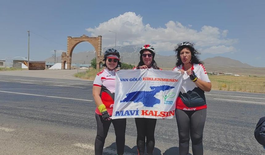 Bisikletçi kadınlar kuraklıkla mücadeleye dikkat çekti