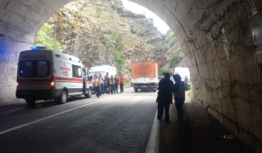 Erzincan yolunda tünelde kaza: 8 kişi yaralandı