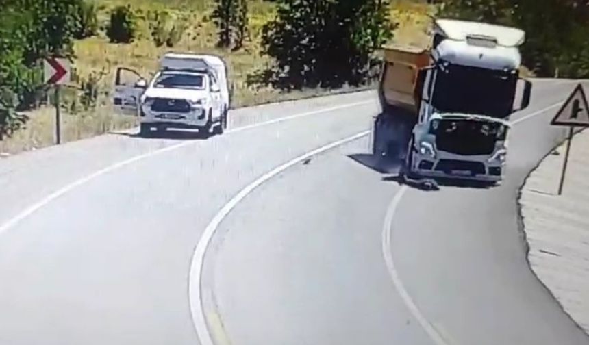 Komşu ilde böyle kaza görülmedi: Yaralı serçeyi kurtarmak isterken kamyon çarptı (Video Haber)