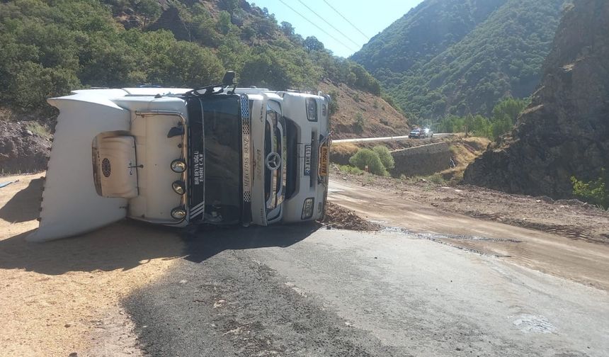 Erzincan yolunda buğday yüklü tır devrildi: 1 kişi yaralı Video haber