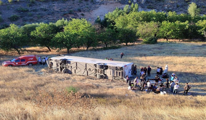 Malatya'da yolcu otobüsü şarampole devrildi: 3'ü ağır 11 yaralı