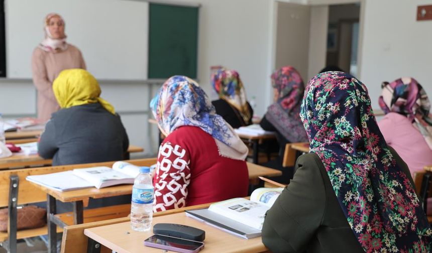 O sıralarda önce çocukları okudu, şimdi kendileri ter döküyor