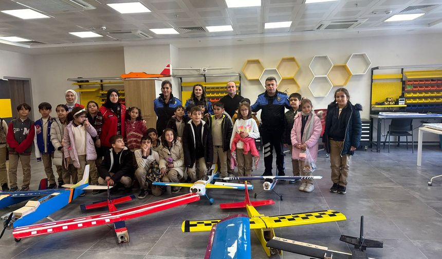 Erzincan'da öğrenci polis eşliğinde iz sürdüler