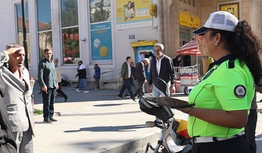 Kadın polise ‘Komutanım' diyerek tekmil verdi