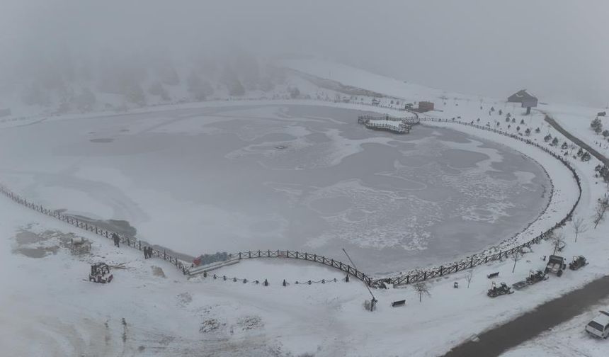 Erzincan'da buz tutan Ardıçlı Gölü'nde kış manzaraları