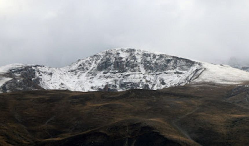 Erzincan’da yüksek kesimlere kar yağdı